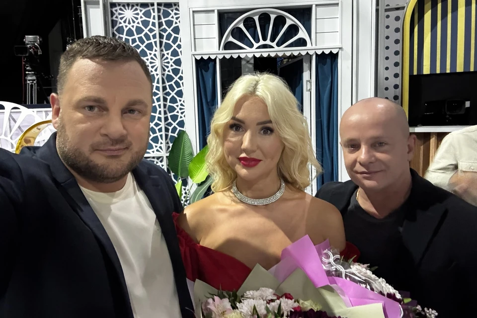 Александр (слева) пришел на шоу бороться за сердце Виктории.