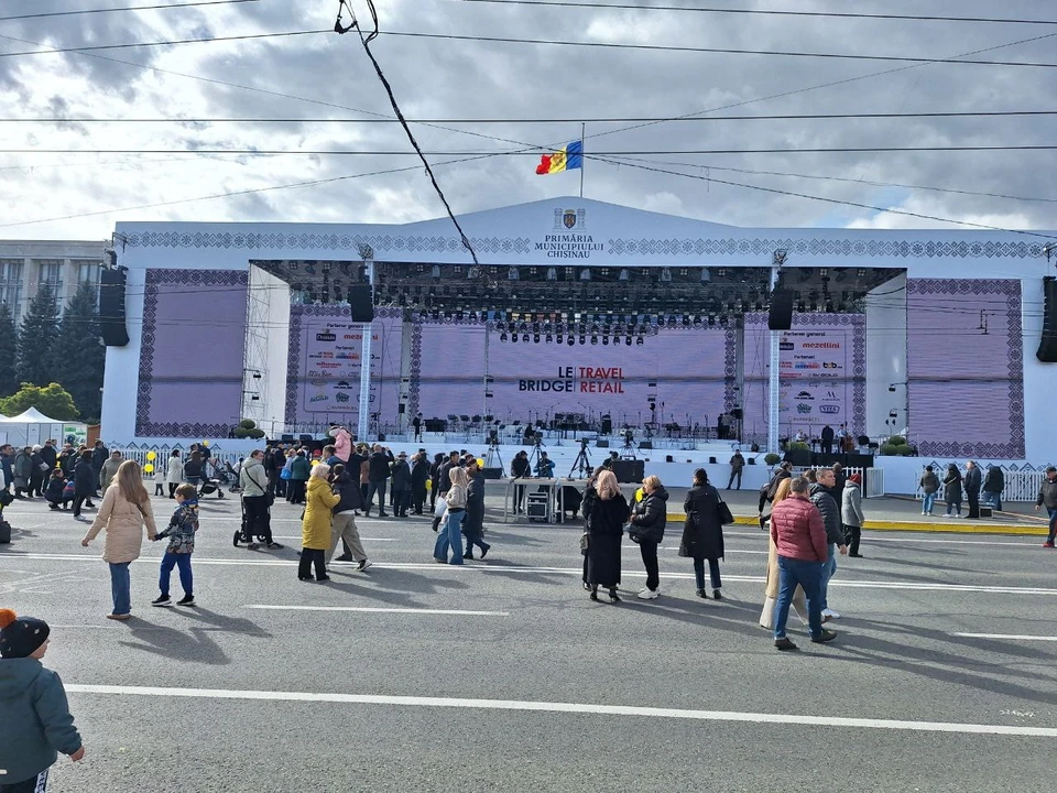Народу на площади пока немного.