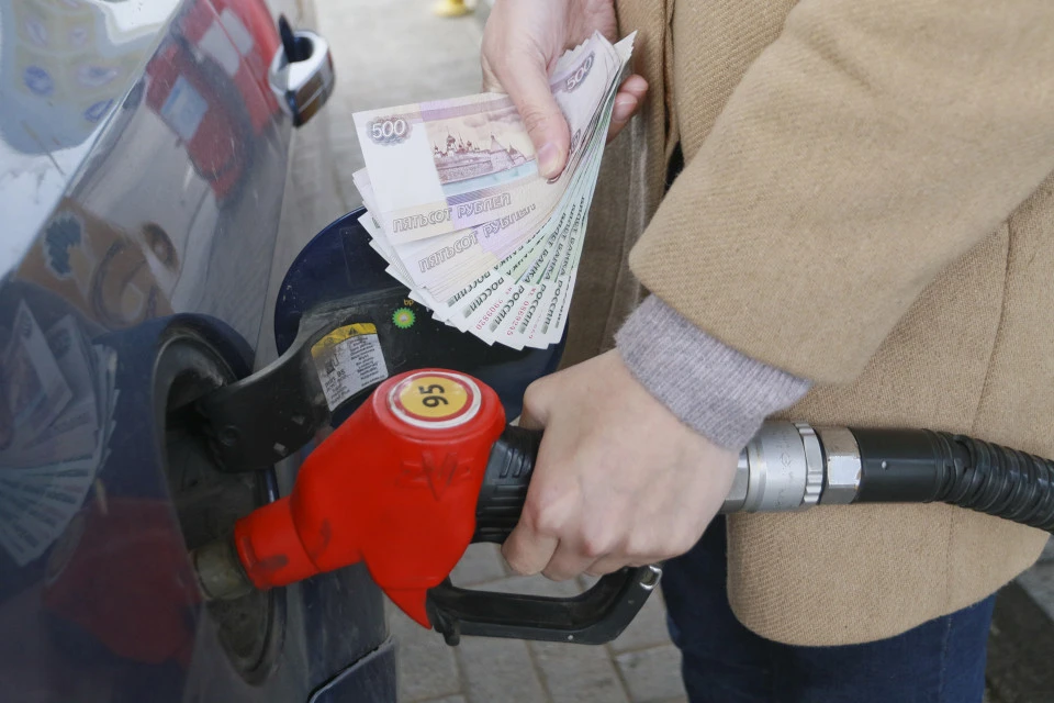 Бензин марки АИ-95 в сентябре стоил в среднем 63,96 руб. за литр.