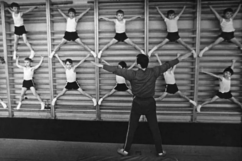 Такая шведская стенка была в любом спортзале советской школы. На снимке школьники… растягиваются. Фото: back-in-ussr.com