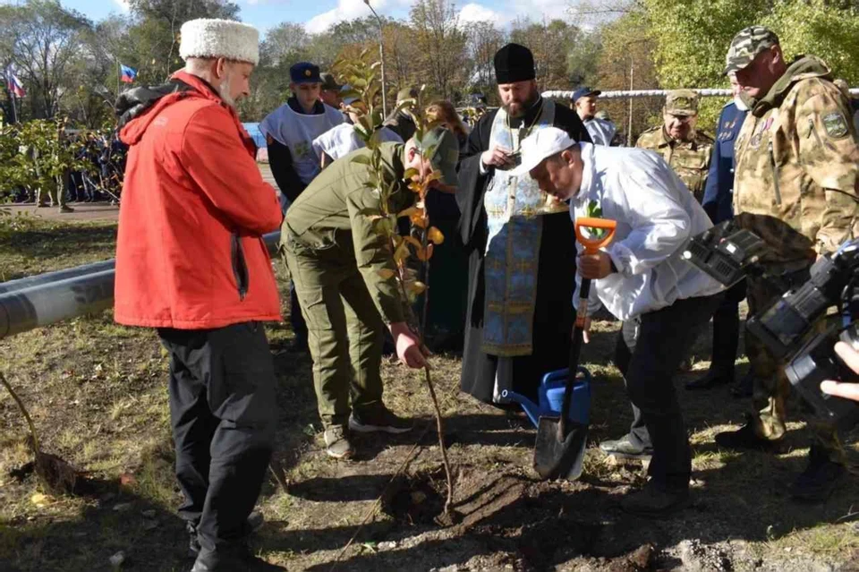 В Луганске заложили Аллею казачьей славы. ФОТО: Минприроды ЛНР