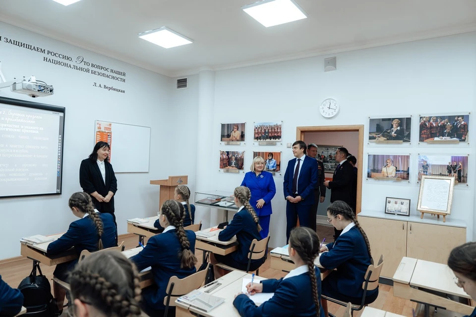 Министр просвещения Российской Федерации Сергей Кравцов и директор Департамента государственной политики в сфере воспитания Игорь Юргин посетили Московский кадетский корпус «Пансион воспитанниц Министерства обороны Российской Федерации».