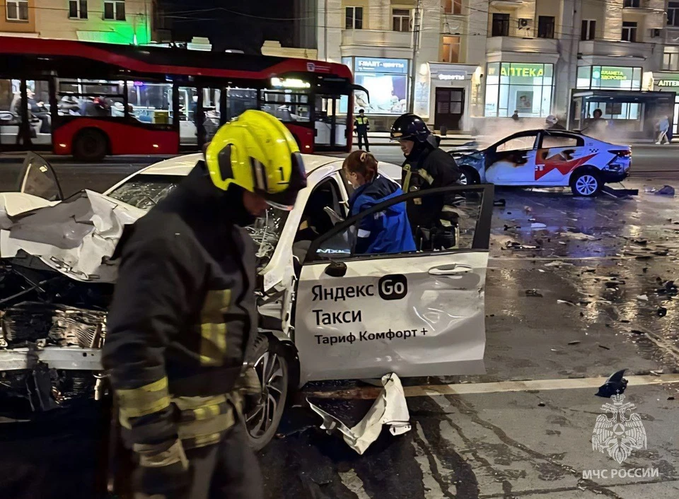 Четыре человека госпитализированы после лобового ДТП в Челябинске. Фото: МЧС Челябинской области