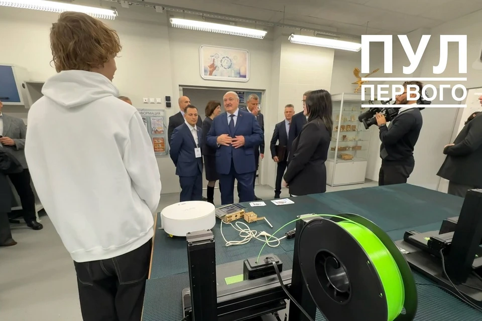 Лукашенко оценил прототип белорусского робота-пылесоса. Фото: телеграм-канал «Пул Первого».