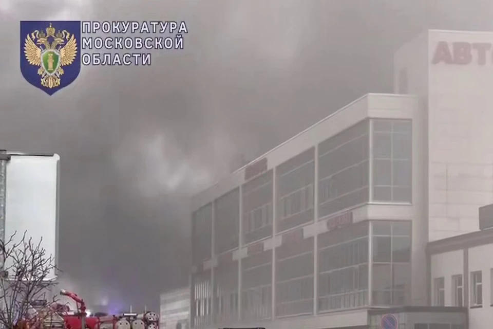Крупный пожар потушили на складе в Пушкине