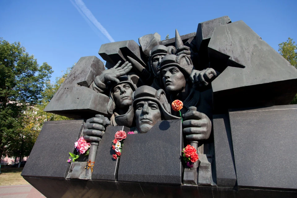 Памятник славному экипажу появился в Твери в 2011 году.