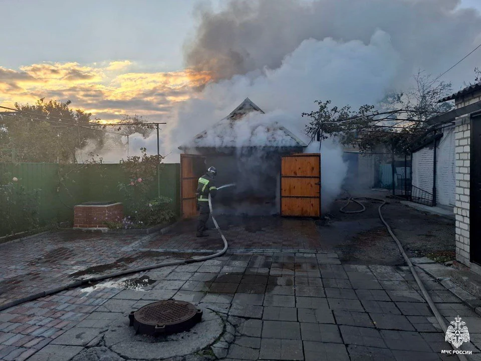 Пожар произошел в гараже частного домовладения. Фото - тг-канал МЧС по Запорожской области