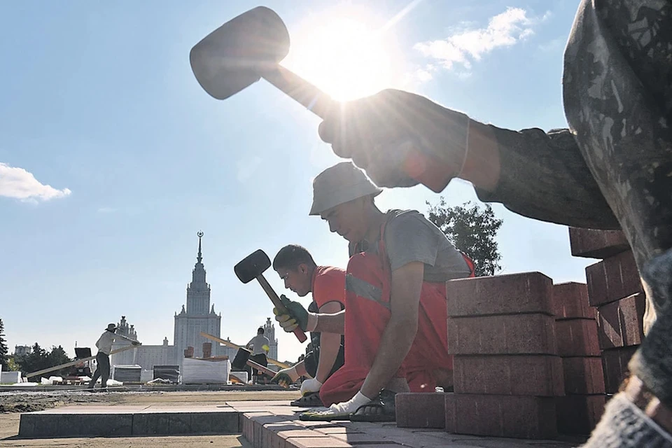 С 1 июля 2025 года в России вступили в силу новые законы, направленные на ужесточение контроля за пребыванием и деятельностью мигрантов.
