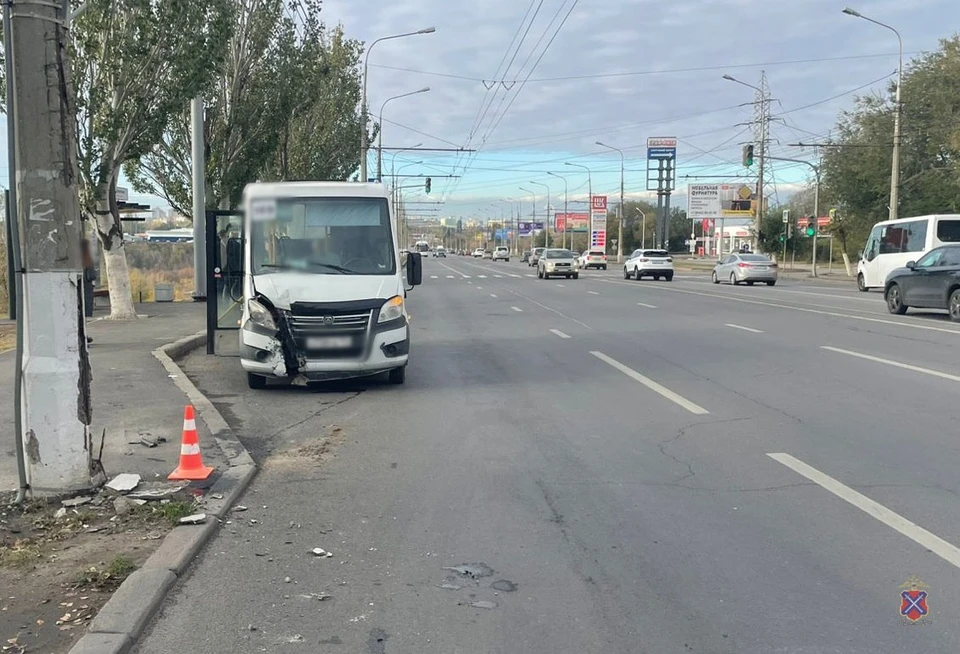Маршрутка влетела в столб.
