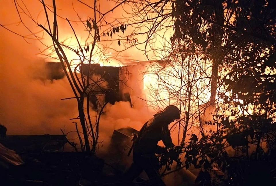 На месте пожара работают спасатели. Фото: пресс-служба МЧС по Краснодарскому краю