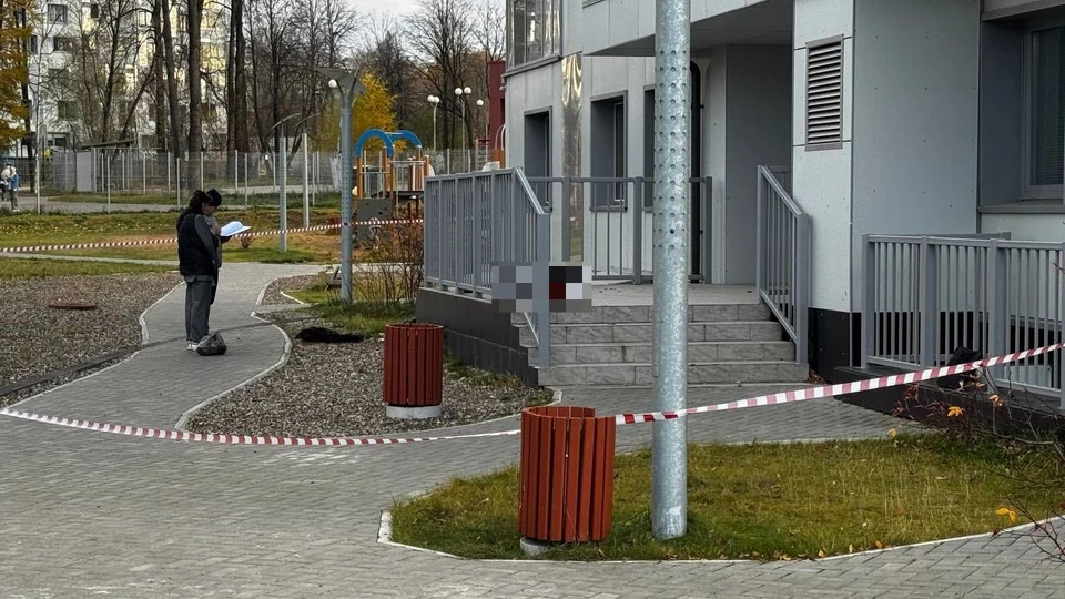 Жильцы дома предполагают, что женщина могла выпасть из окна.