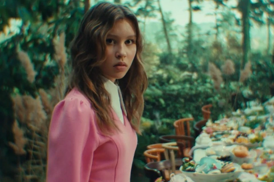 Кадр из фильма «Алиса в стране чудес» с Анной Пересильд в роли Алисы. Фото: Кинопоиск