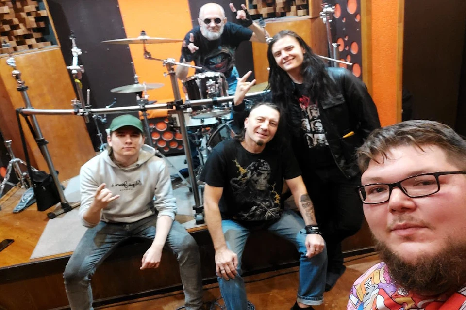 Аккордеон достался ему «в наследство» от старшего брата, а сердце тянуло к гитаре.