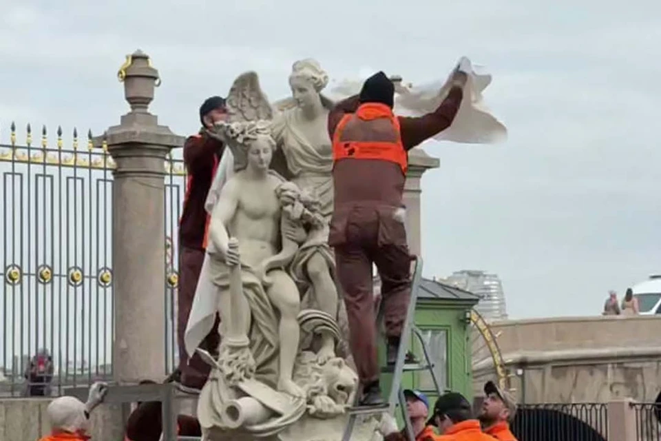 Это позволит защитить статуи от низких температур и снега. Фото: Русский музей