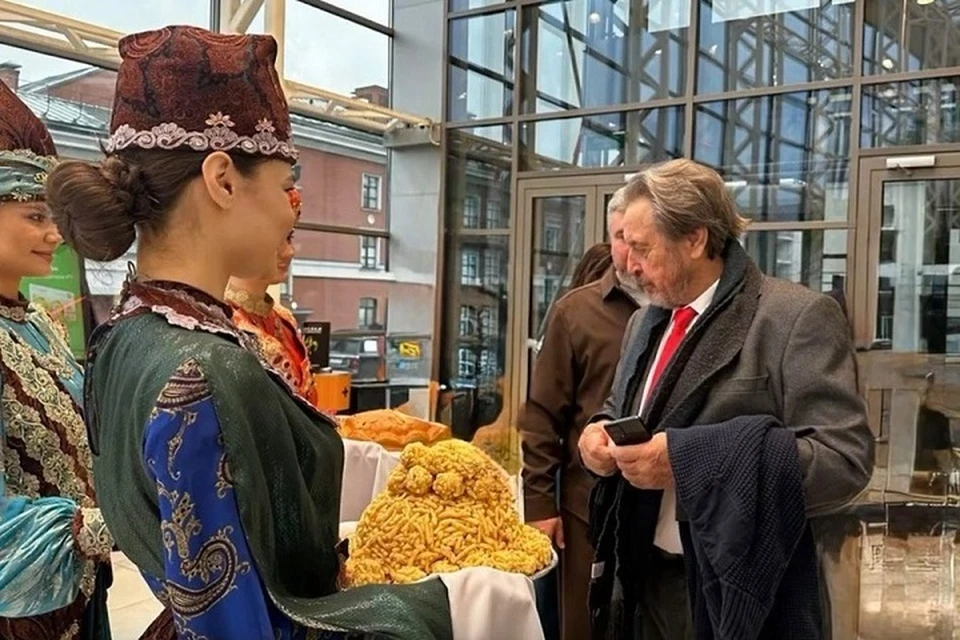 Гостя встретили традиционной татарской сладостью чак-чаком. Фото: скриншот с видео телеграм-канала @galimovatatarstan