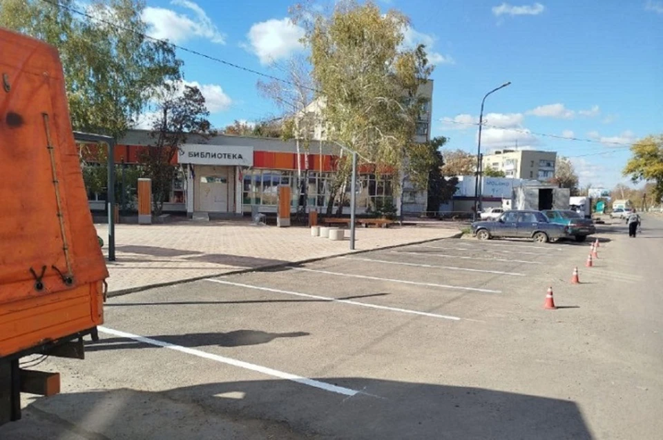 Рабочие нанесли разметку на проезжей части улицы Свободы и автостоянке около Центральной библиотеки. Фото: Минтранс ДНР