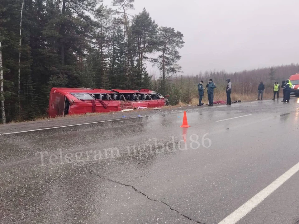 Два человека погибли при опрокидывании автобуса в Югре. Фото: Госавтоинспекция ХМАО-Югры