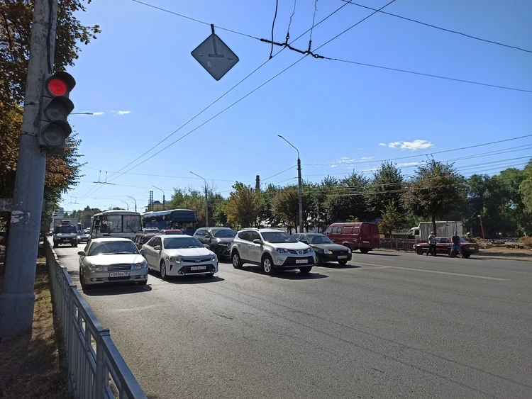 Отвлекаются на телефон и постоянно перестраиваются: автоэксперт из Воронежа перечислила опасные привычки в пробках