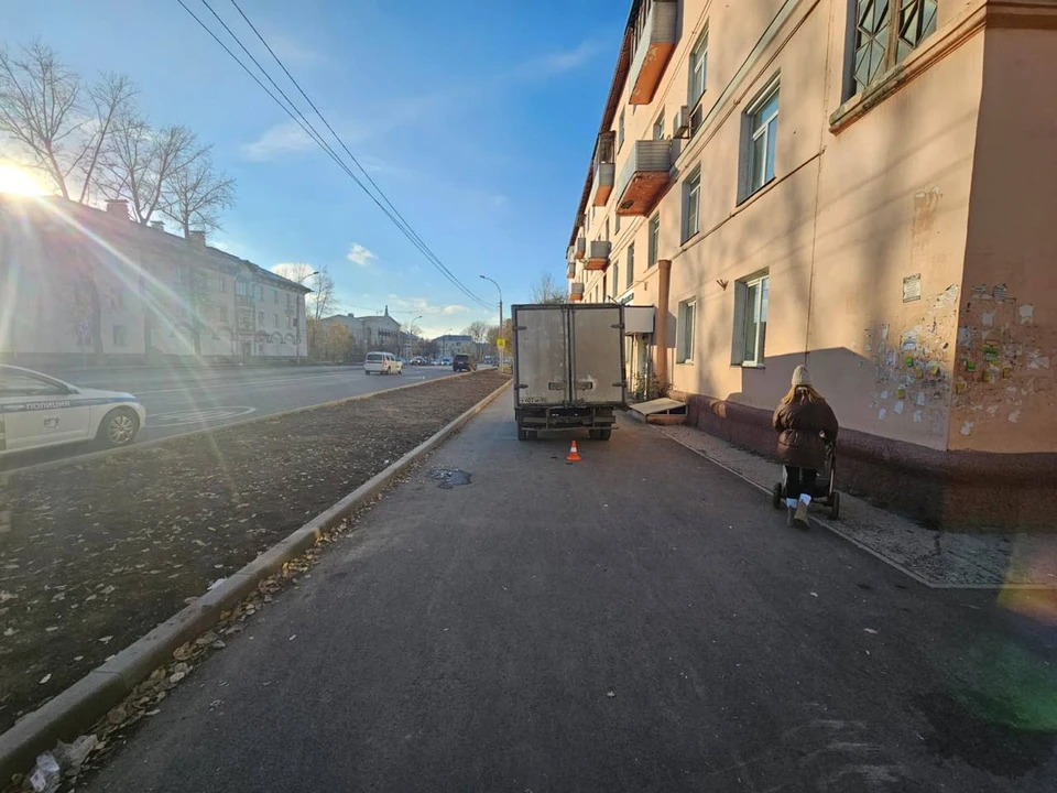 В Новосибирске водитель «Газели» сбил двух пешеходов на тротуаре. Фото: ГАИ Новосибирска
