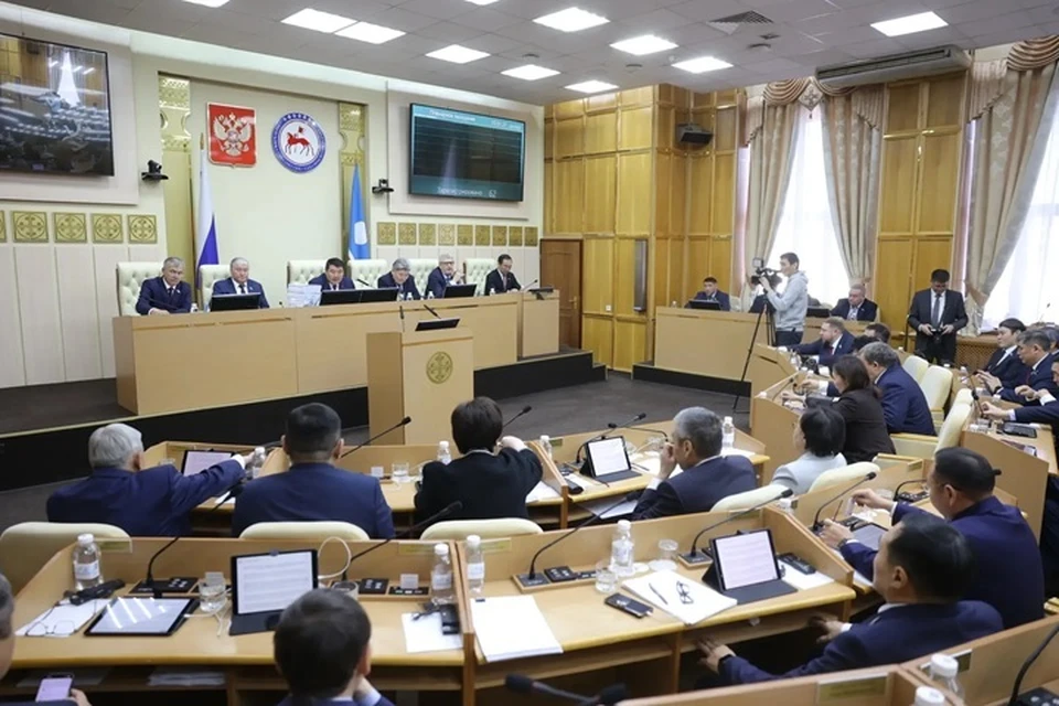 Ил Тумэн принял поправки в Конституцию Якутии. Фото: Андрей Сорокин