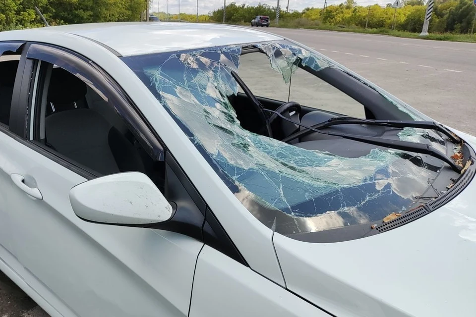 В Аксайском районе Ростовской области водитель ВАЗа съехал в кювет.