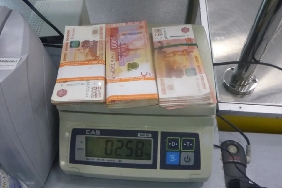 В аэропорту Иркутска пассажир пытался незаконно провезти более миллиона рублей. Фото: пресс-служба Сибирского таможенного управления