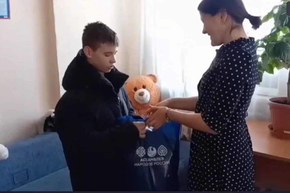 Помощь привезли подросткам из специализированных учебных заведений. Фото: скриншот с видео Администрация Уссурийского городского округа
