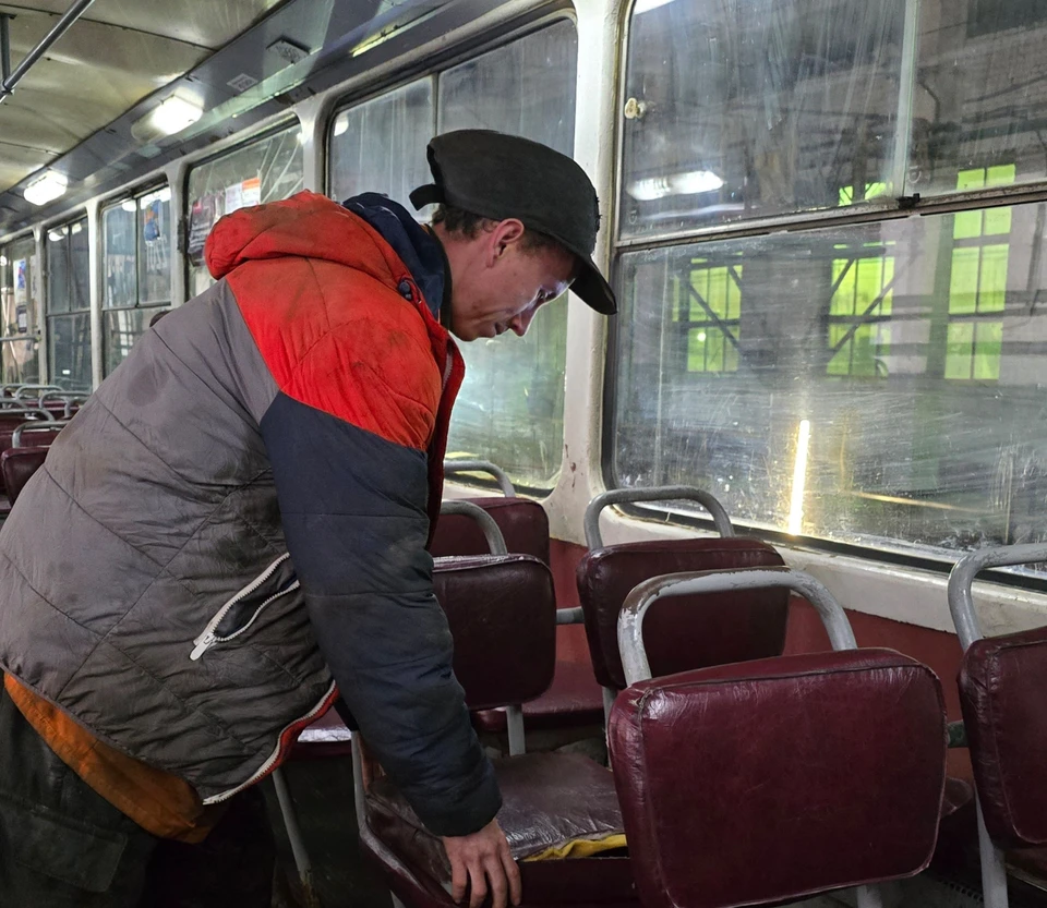 Специалисты пообещали перетянуть ободранные сиденья в ульяновских трамваях | ФОТО: Ульяновскэлектротранс