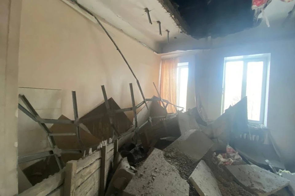 Потолок обрушался в детской больнице в Новосибирске. Фото: предоставлено КП-Новосибирск очевидцами