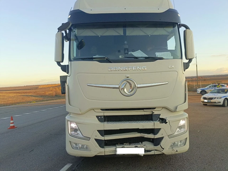 Фура протаранила легковушку