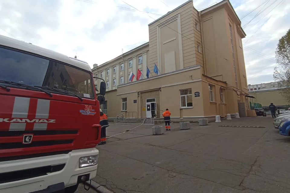 Здание обесточено, внутри пахте гарью.