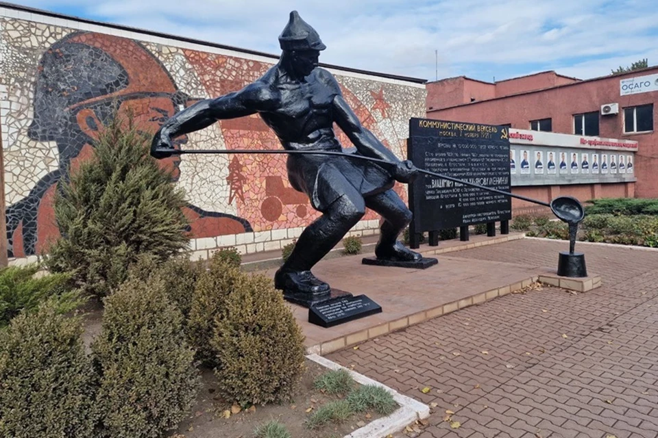 В Енакиево отреставрировали уникальный памятник металлургам. Фото: ЕР ДНР