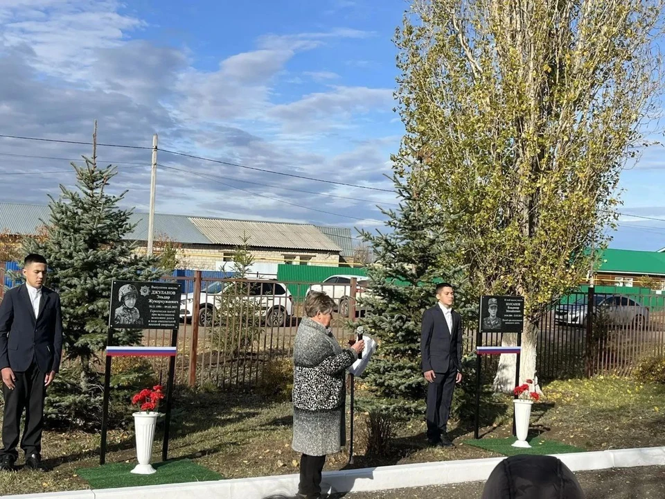Памятные доски установили Джуланову Эльдару, Дербасову Сергею и Колсанову Владимиру. Фото: школа №80 села Пруды