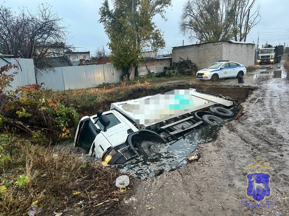 Автомобиль провалился в яму. Фото: ГУ МВД России по Самарской области