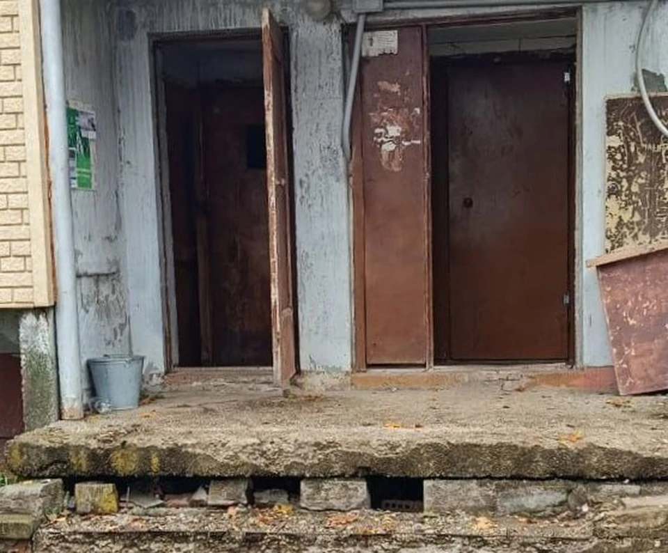 Жительница Росвы пожаловалась на аварийное крыльцо.