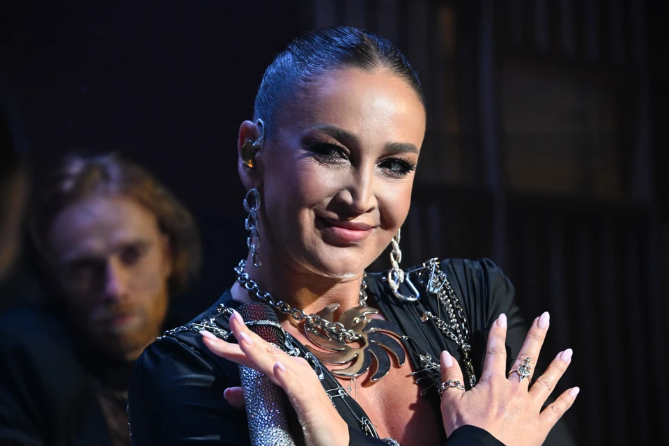 Бузова ответила мошенникам на взлом своей страницы в соцсетях.