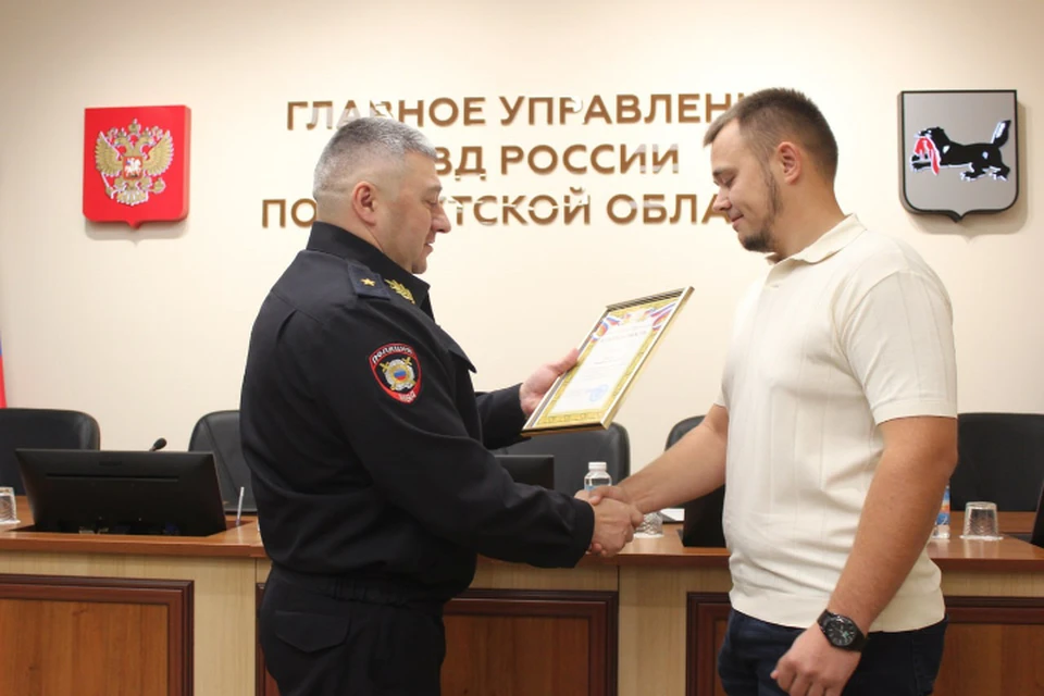 В Иркутске полицейские наградили мужчину за помощь в задержании вора