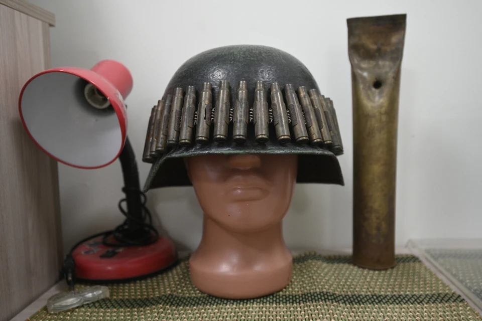 В музее собраны военные артефакты.