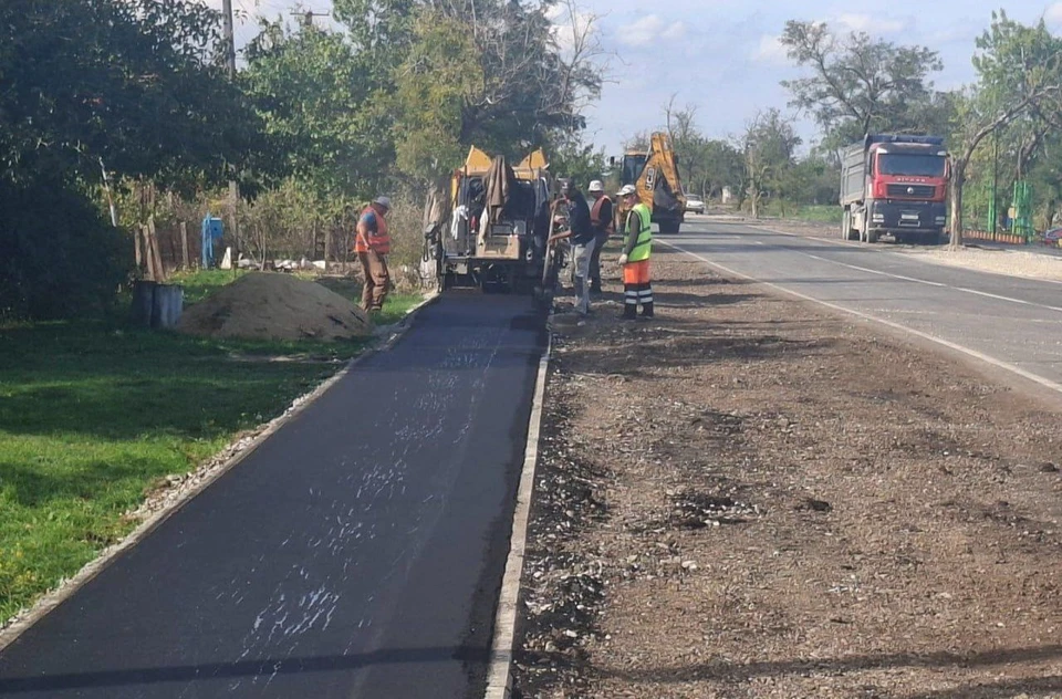 Укладка верхнего слоя асфальтобетонного покрытия находится на финальной стадии. Фото: Минтранс Крыма