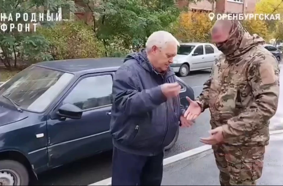 Пенсионер вместе с супругой решили помочь защитникам и отдать им автомобиль. Фото: Народный фронт Оренбуржья