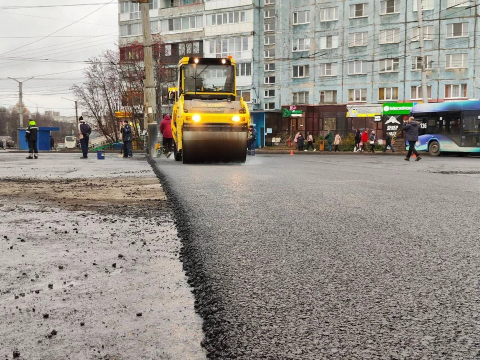 В Мурманске продолжается ремонт проспекта Героев-североморцев, который идет с существенными проблемам. Фото: Администрация города Мурманска
