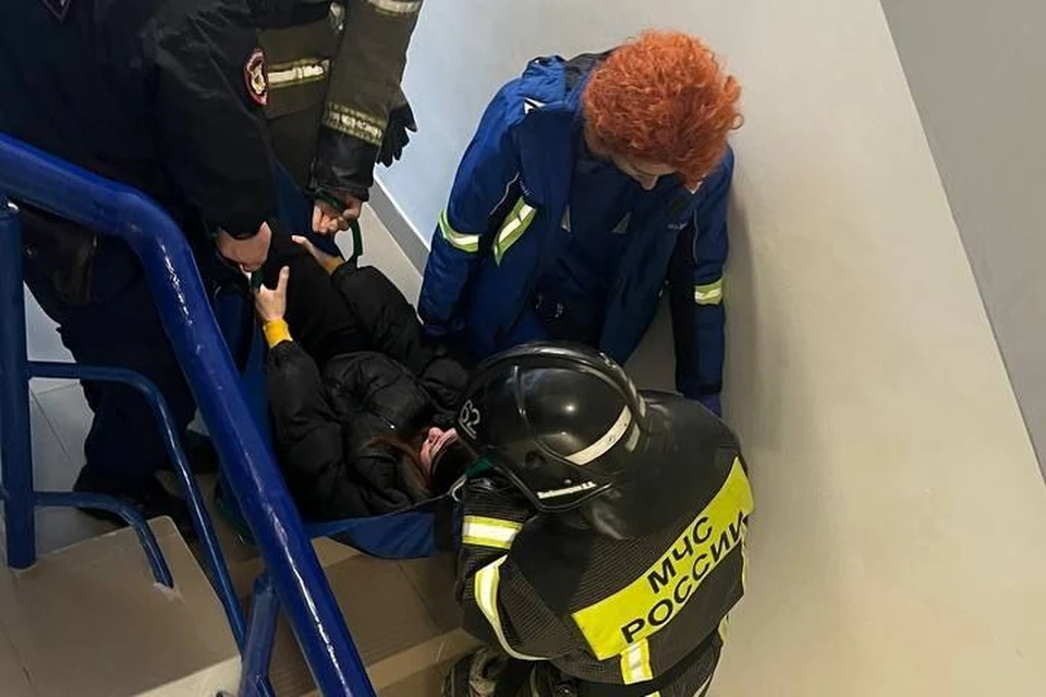 Нижегородские пожарные спасли 19-летнюю девушку из падающего лифта.