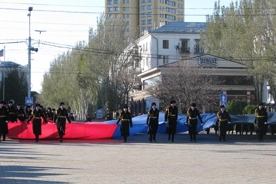 Денис Пушилин поздравил жителей Республики с Днем флага ДНР