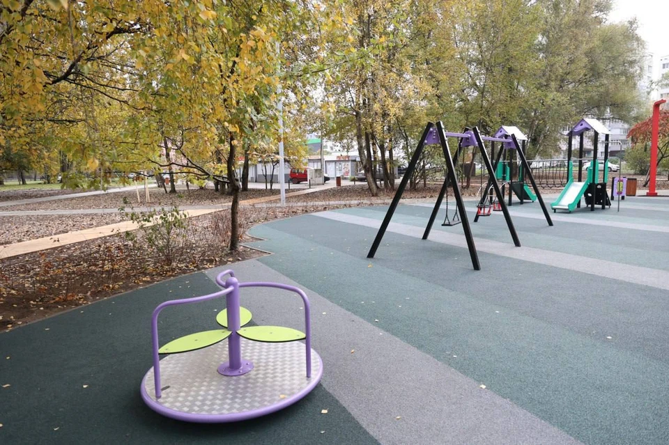 Благоустроенное пространство на набережной Генерала Карбышева.