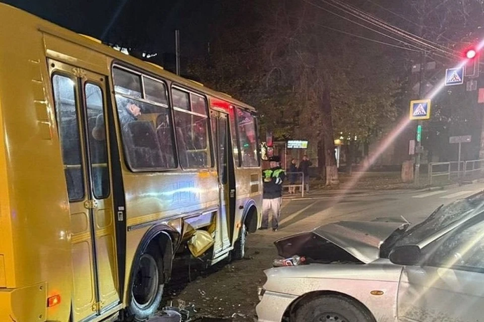 ДТП с участием школьного автобуса и легковушки произошло на пересечении ул. Свободы и пр. Кирова.