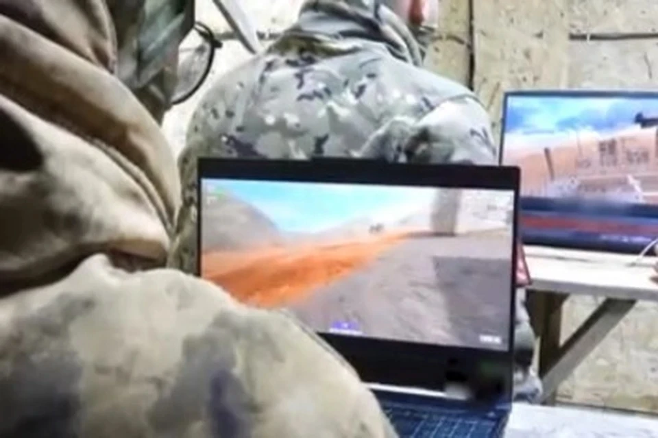 Бойцы тренируются на специальных симуляторах. ФОТО: Минобороны РФ.