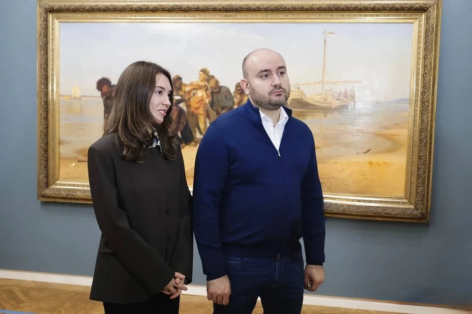 Глава региона вместе с женой побывал на выставке легендарного полотна Ильи Репина / Фото: max.ru/Fedorischev63