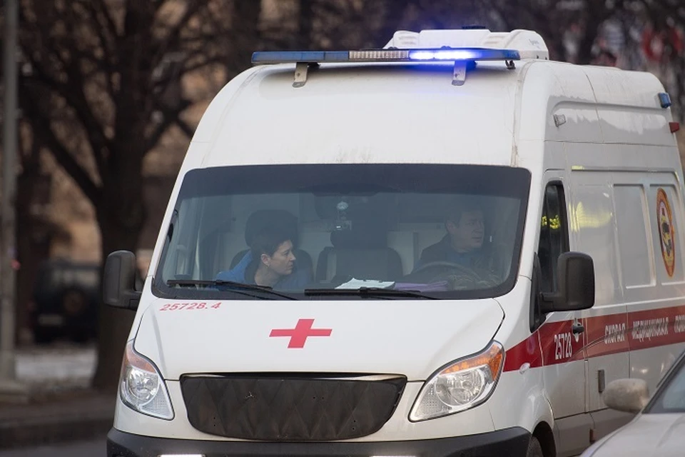 Двух пешеходов сбили на переходе в Хабаровске