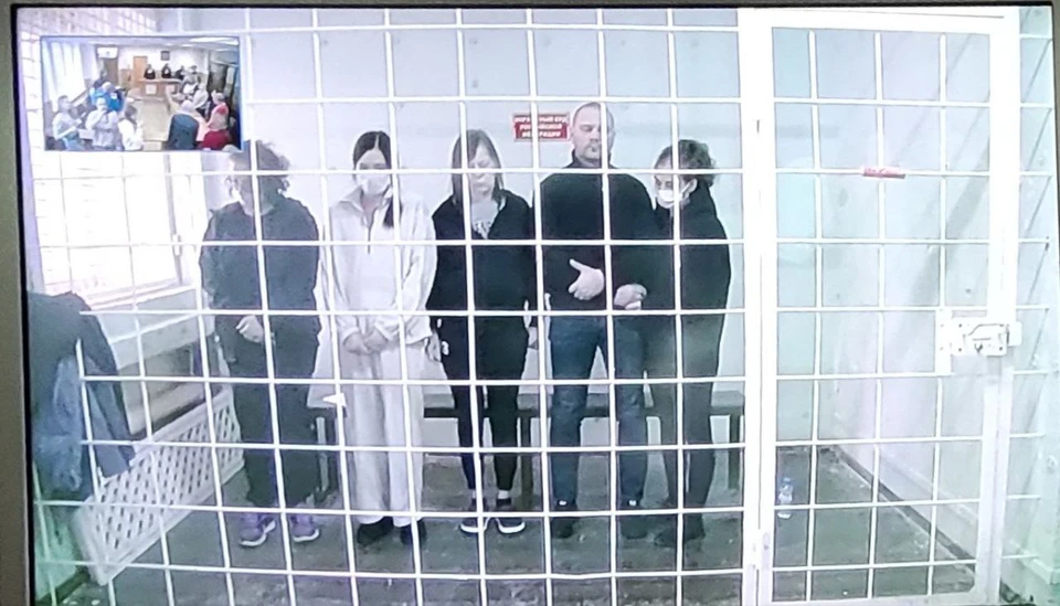 Беременной участнице кооператива (посередине в белой одежде) сократили срок