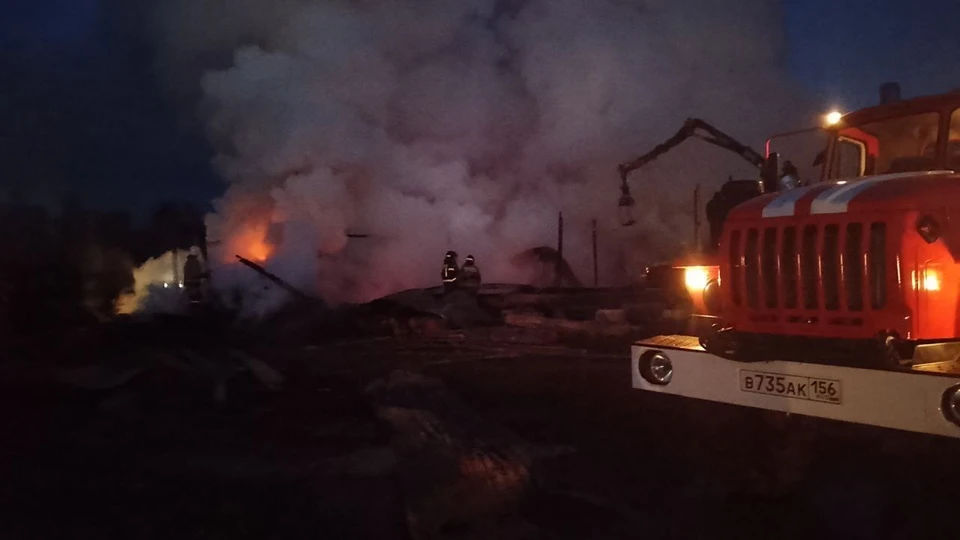В результате сгорела хозяйственная постройка. Фото: Департамент ПБ и ГЗ Оренбурсгкой области